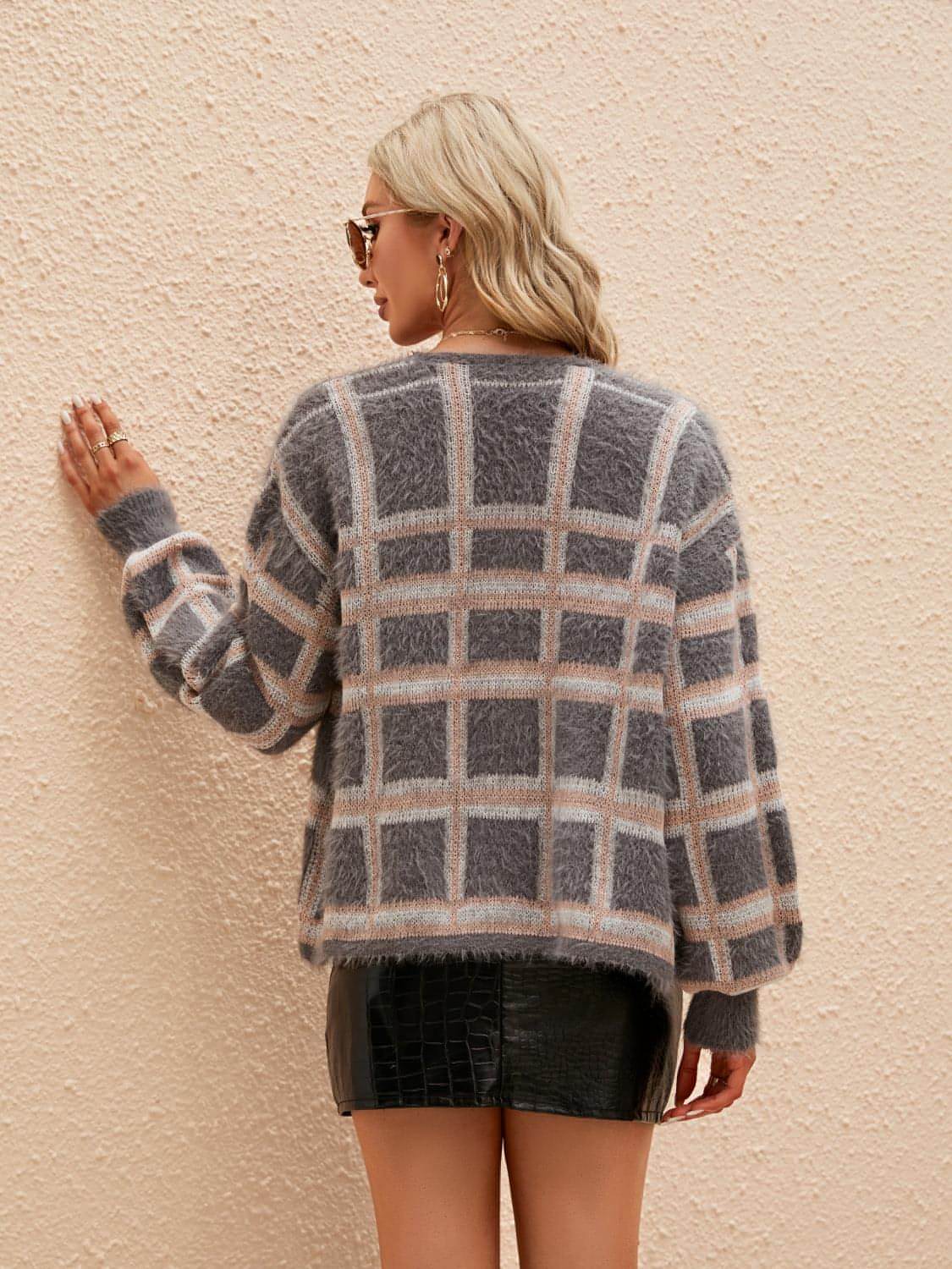 Langärmelige Strickjacke mit Karomuster und offenem Vorderteil